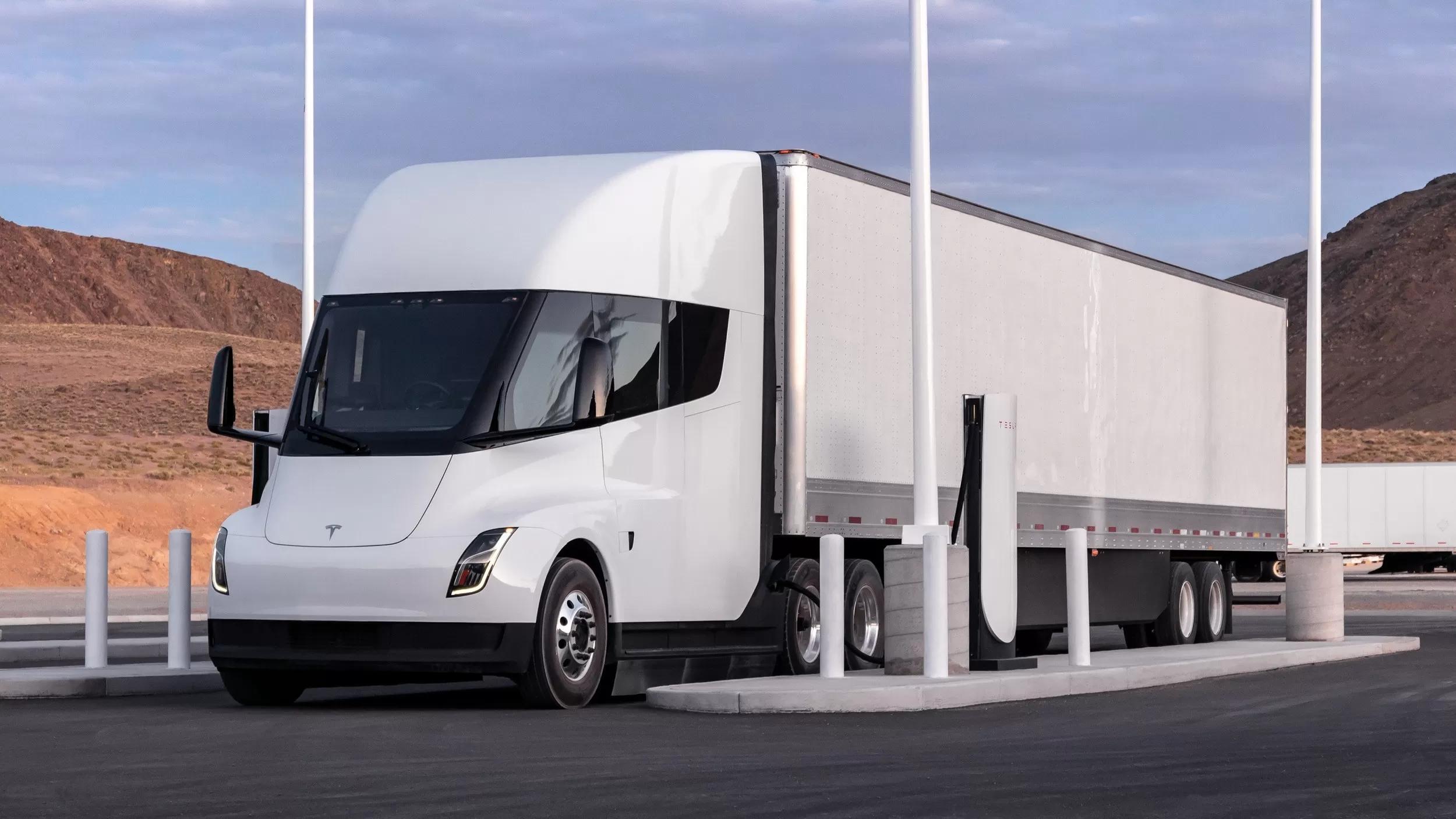 Новости автомира: дальнобойщики раскритиковали Tesla Semi - плохая  обзорность, негде спать, долгая зарядка - Рамблер/авто