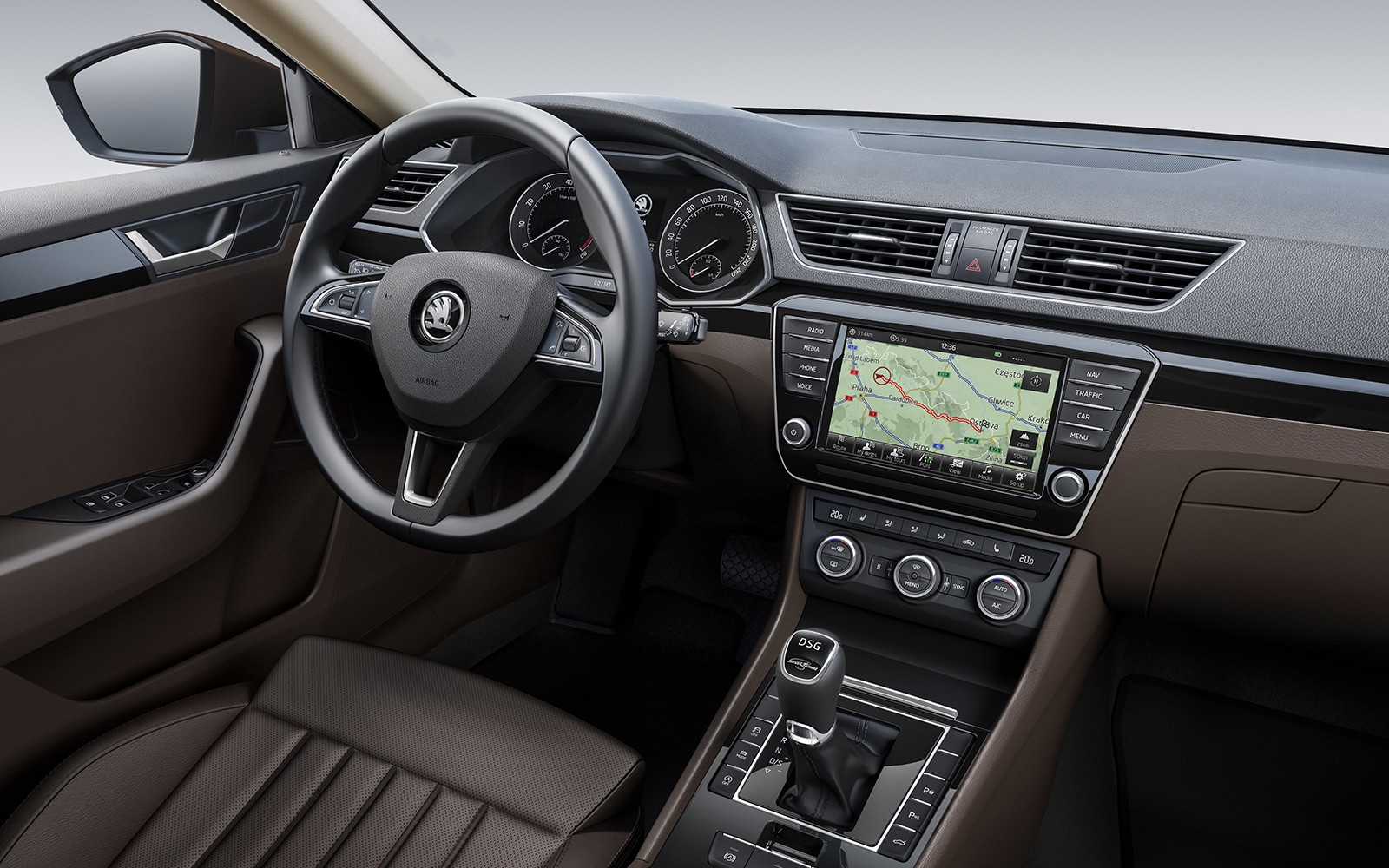 На фото: салон Skoda Superb Combi