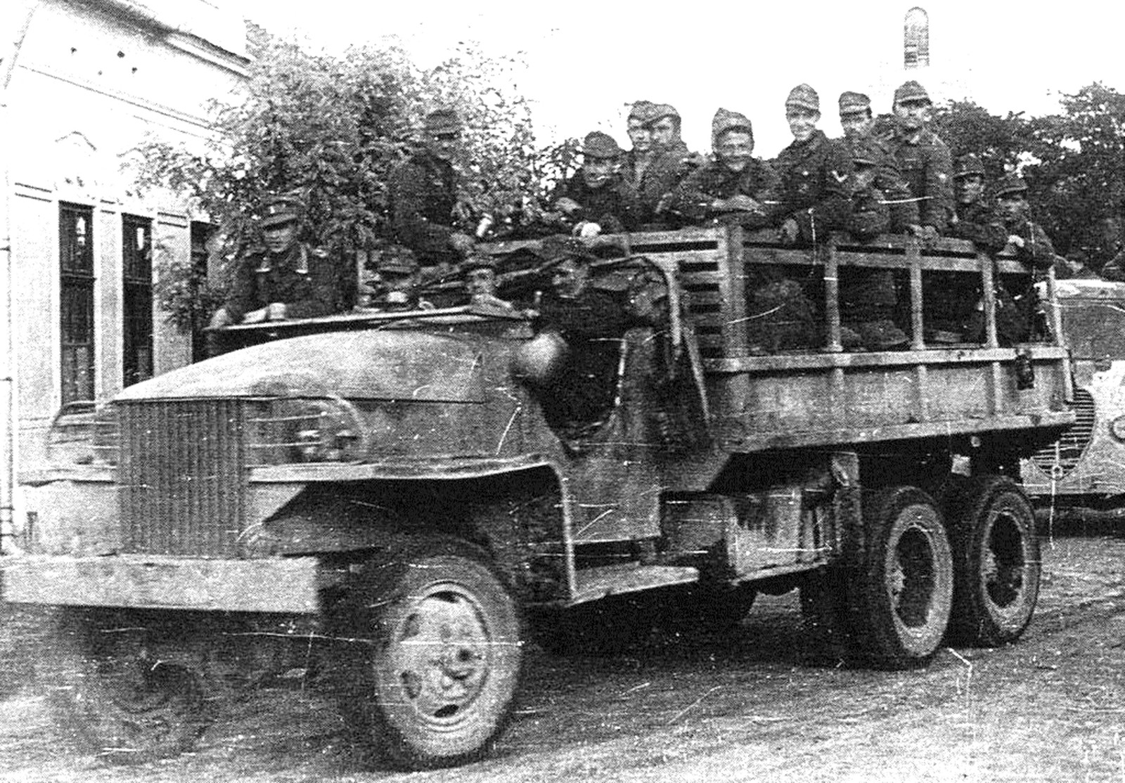 Немецкие солдаты на трофейном грузовике Studebaker US6-U3 с открытой кабиной
