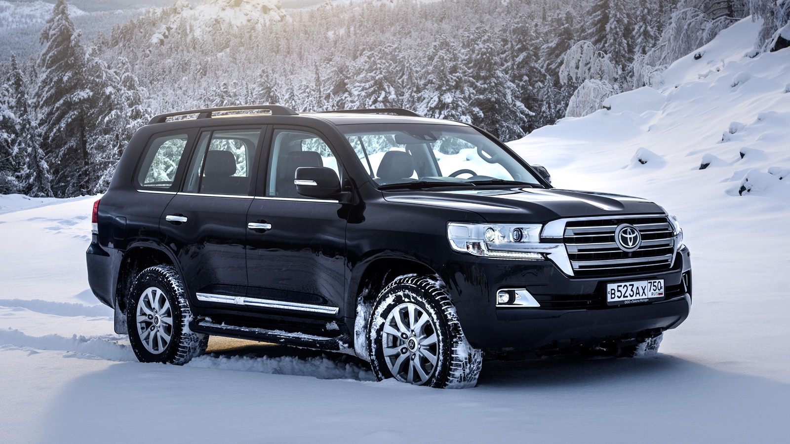 На фото: Toyota Land Cruiser 200