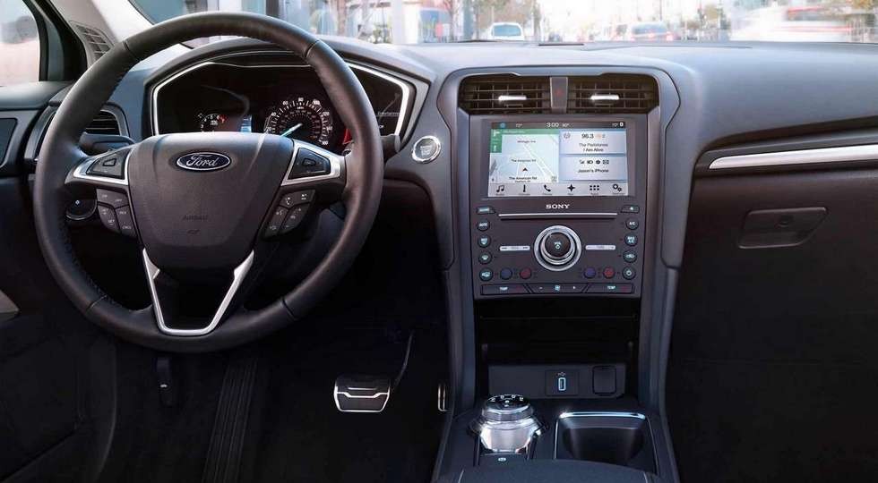 На фото: салон Ford Fusion 2018 модельного года