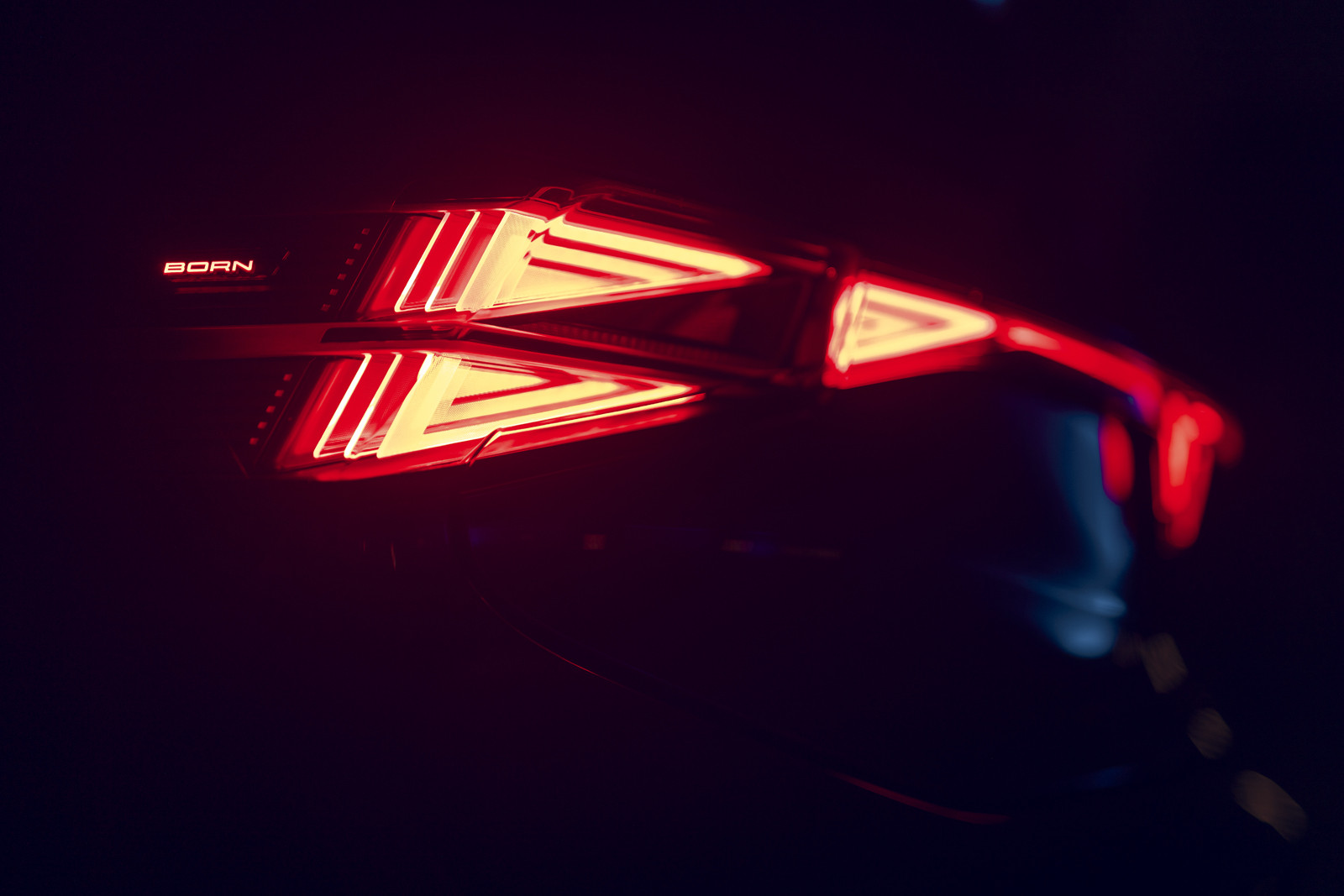 Обновлённый хэтчбек Cupra Born готовится к скорой премьере: первые тизеры