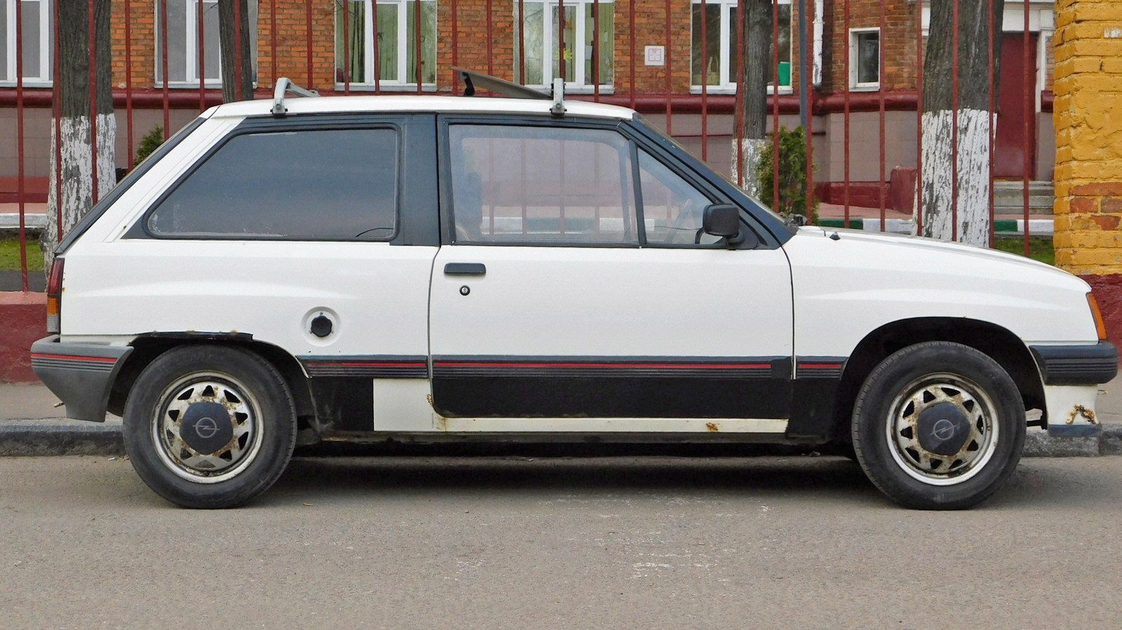 Opel Corsa A сбоку