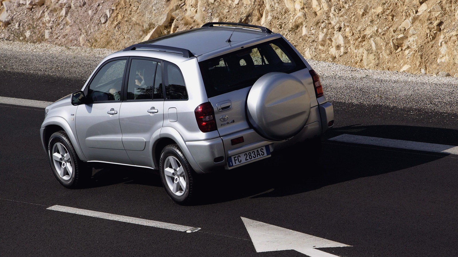 На фото: Toyota RAV4 5-door '2003–05