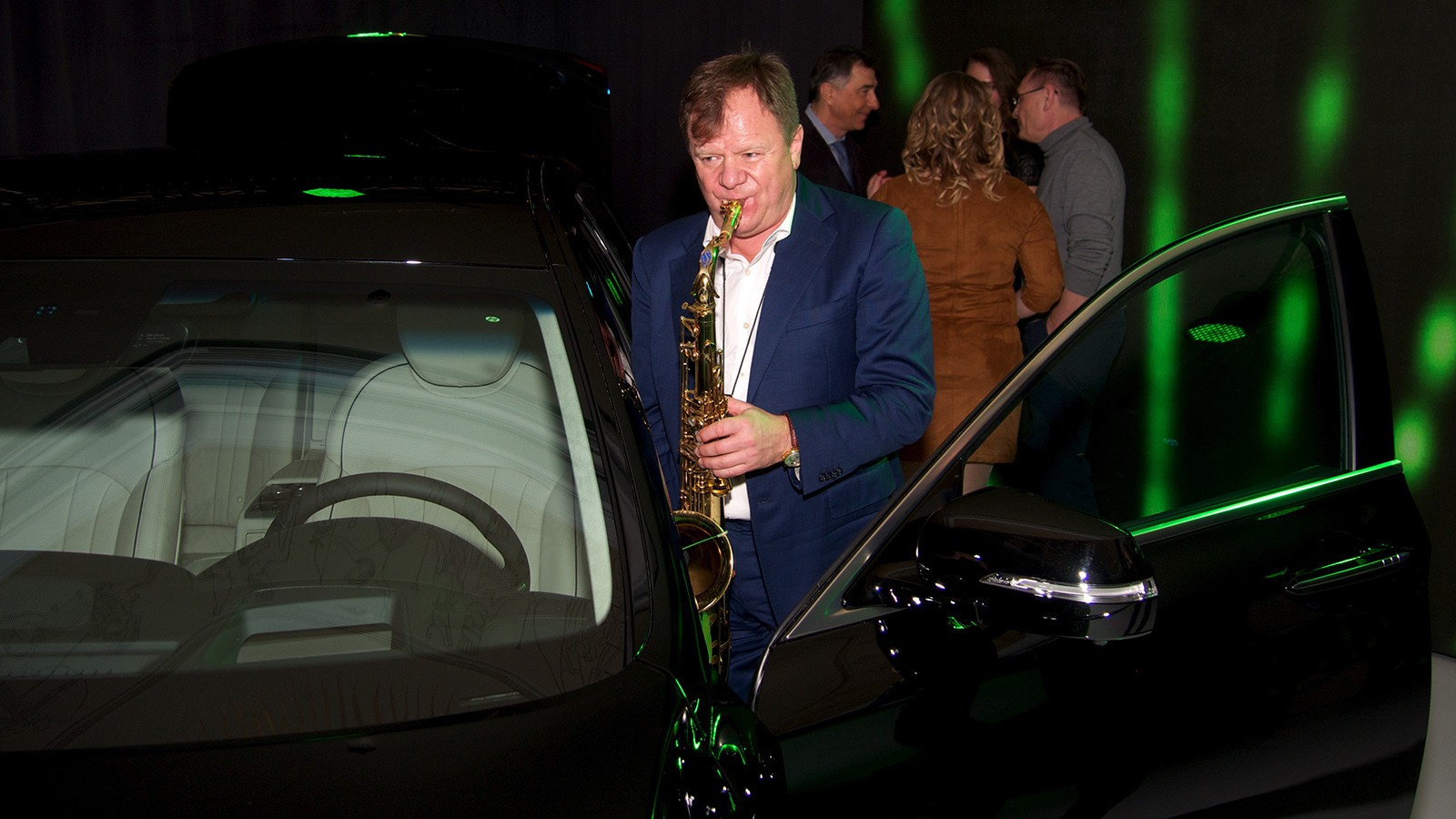 Элитарность нового автомобиля подчеркнуло выступление звезды мирового джаза — саксафониста Игоря Бутмана