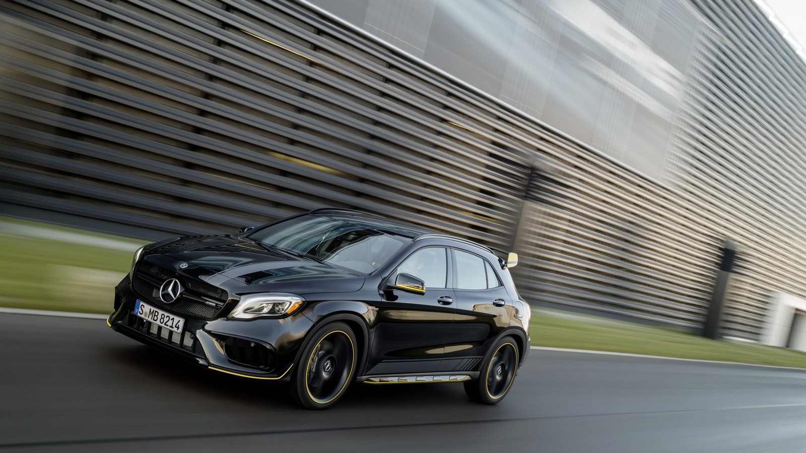 Mercedes-Benz GLA 45 AMG 4Matic Yellow Night