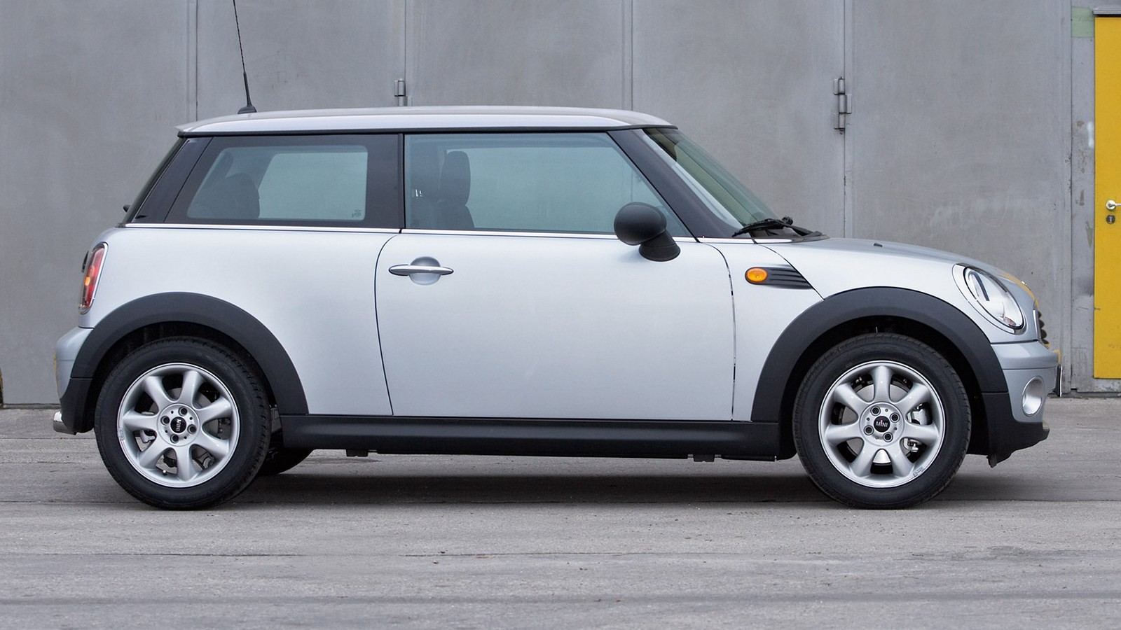 Mini One (R56) '2007–10 сбоку