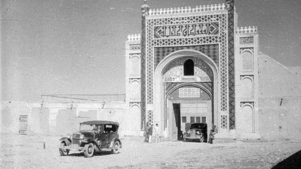 Автомобили ГАЗ выезжают из Дворца Бухарского эмира, Узбекистан, 1936