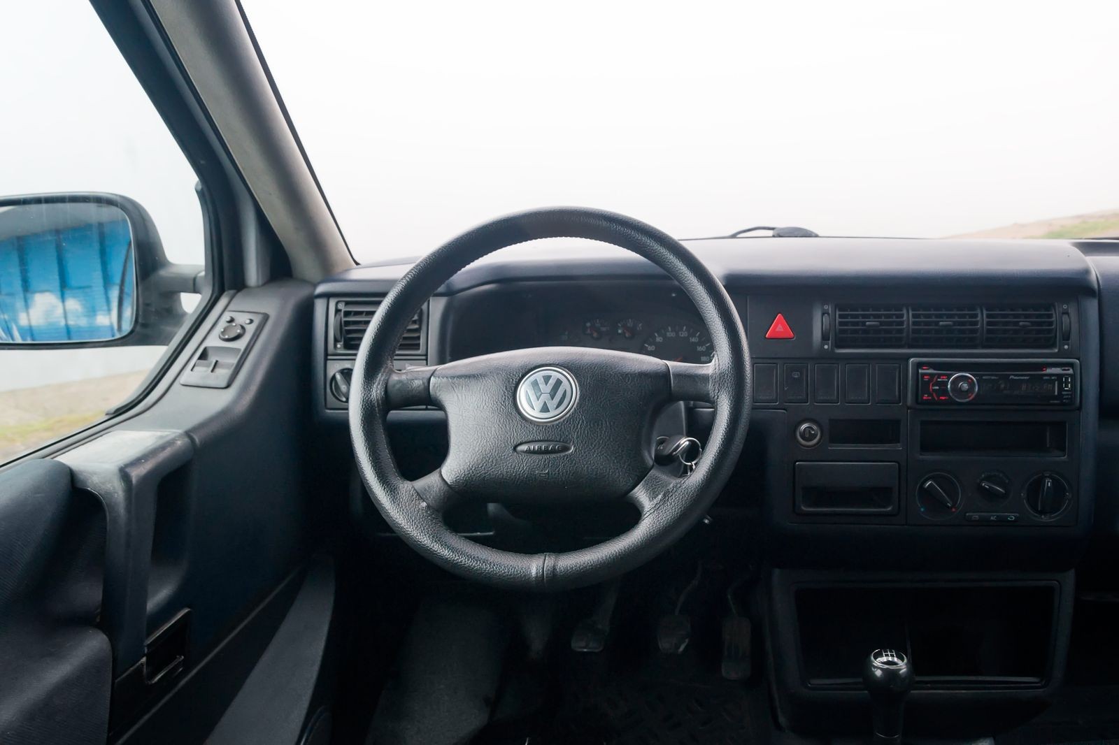 От хиппи до бизнесмена: эволюционный тест-драйв Volkswagen Transporter семи поколений