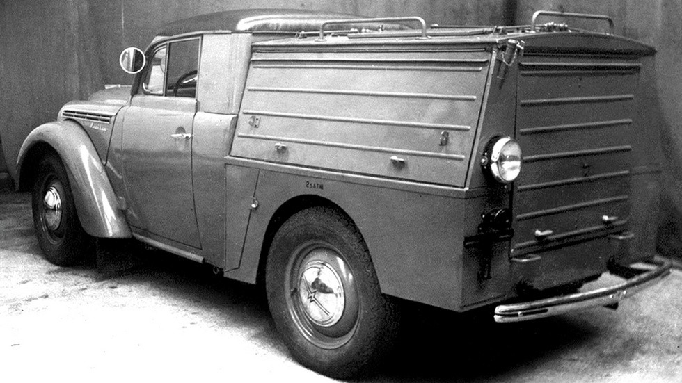Автомобиль Москвич-401 со специальным фургоном для агрегата АПА-7