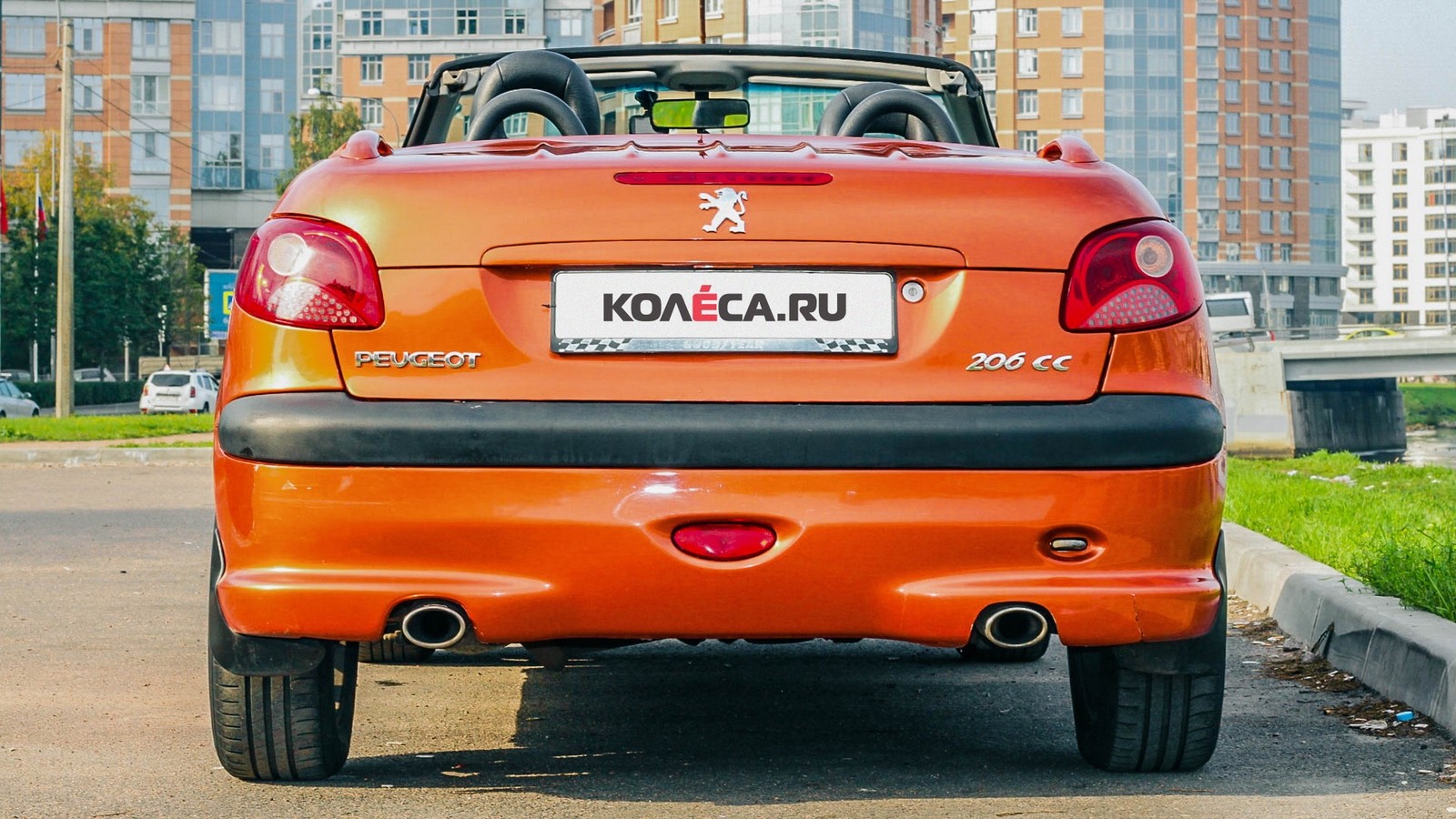 Peugeot 206 СС оранжевый сзади