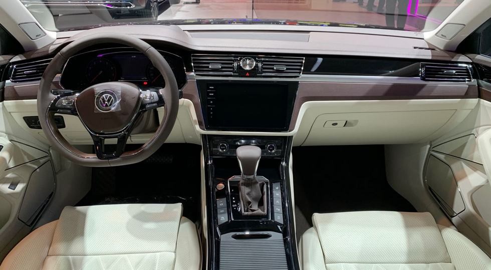 Растерявший покупателей пятиметровый седан VW Phideon обновлён: без V6, зато с холодильником