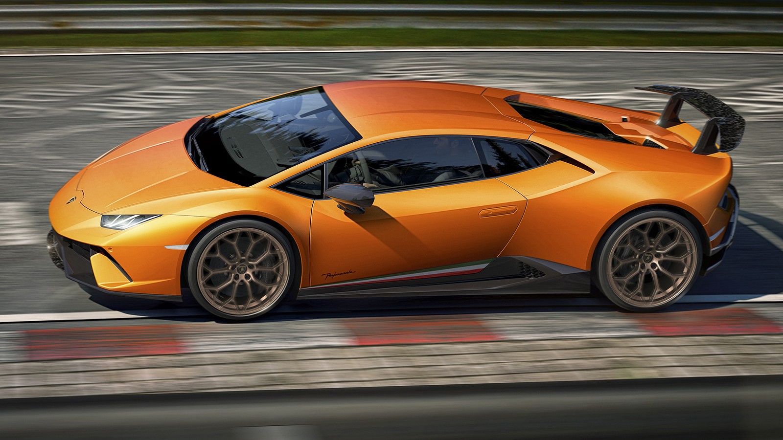 На фото: Lamborghini Huracan Performate — быстрейший автомобиль Нюрбургринга, к рекорду которого отнеслись со скепсисом