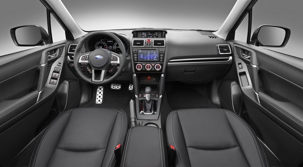 На фото: интерьер нынешнего Subaru Forester