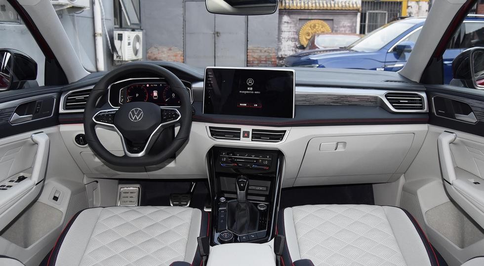 Салон обновленного кросс-купе Volkswagen Tayron X (остальные версии отличаются лишь материалами отделки)