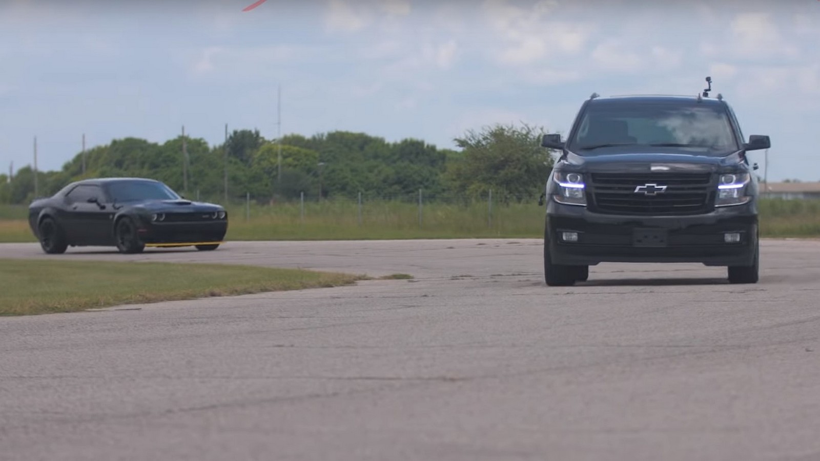 dodge-challenger-srt-hellcat-vs-chevrolet-tahoe-rst-1