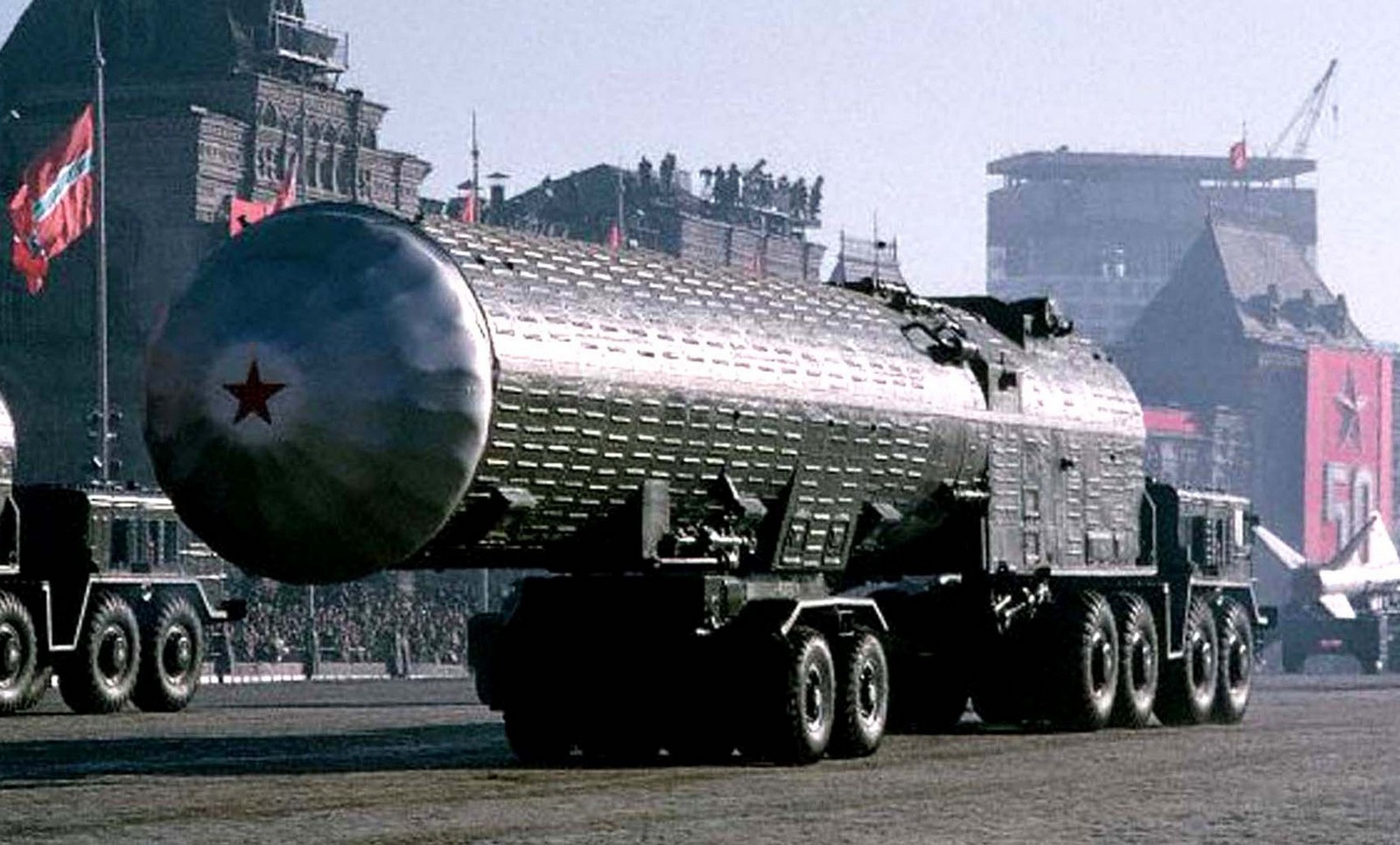 Советские ядерные ракеты. МАЗ 537 С ракетой. МАЗ 537 на параде. Ракеты РВСН СССР парад. МАЗ-535 С ракетой.