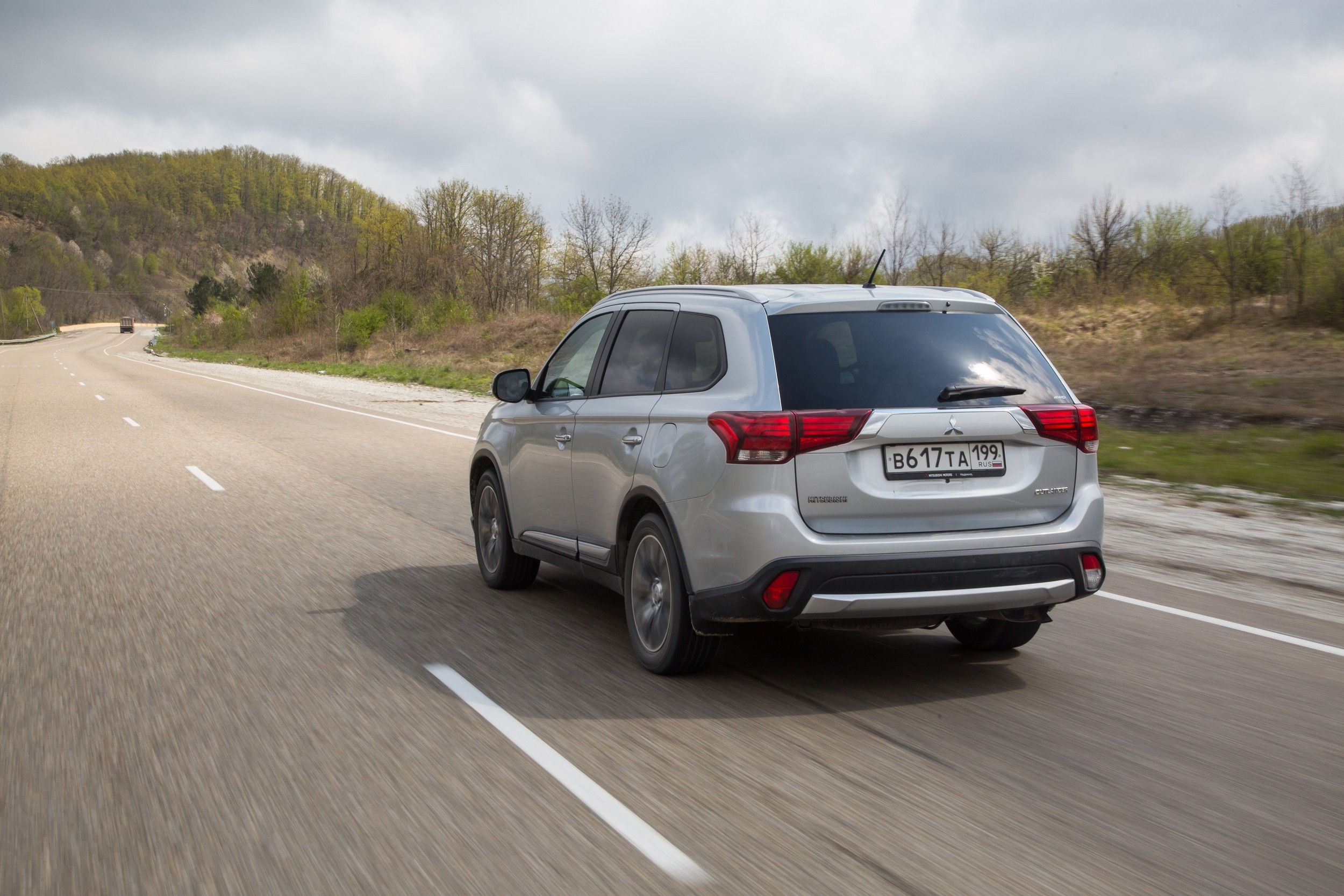 Mitsubishi_Outlander_MY2016_Car_040