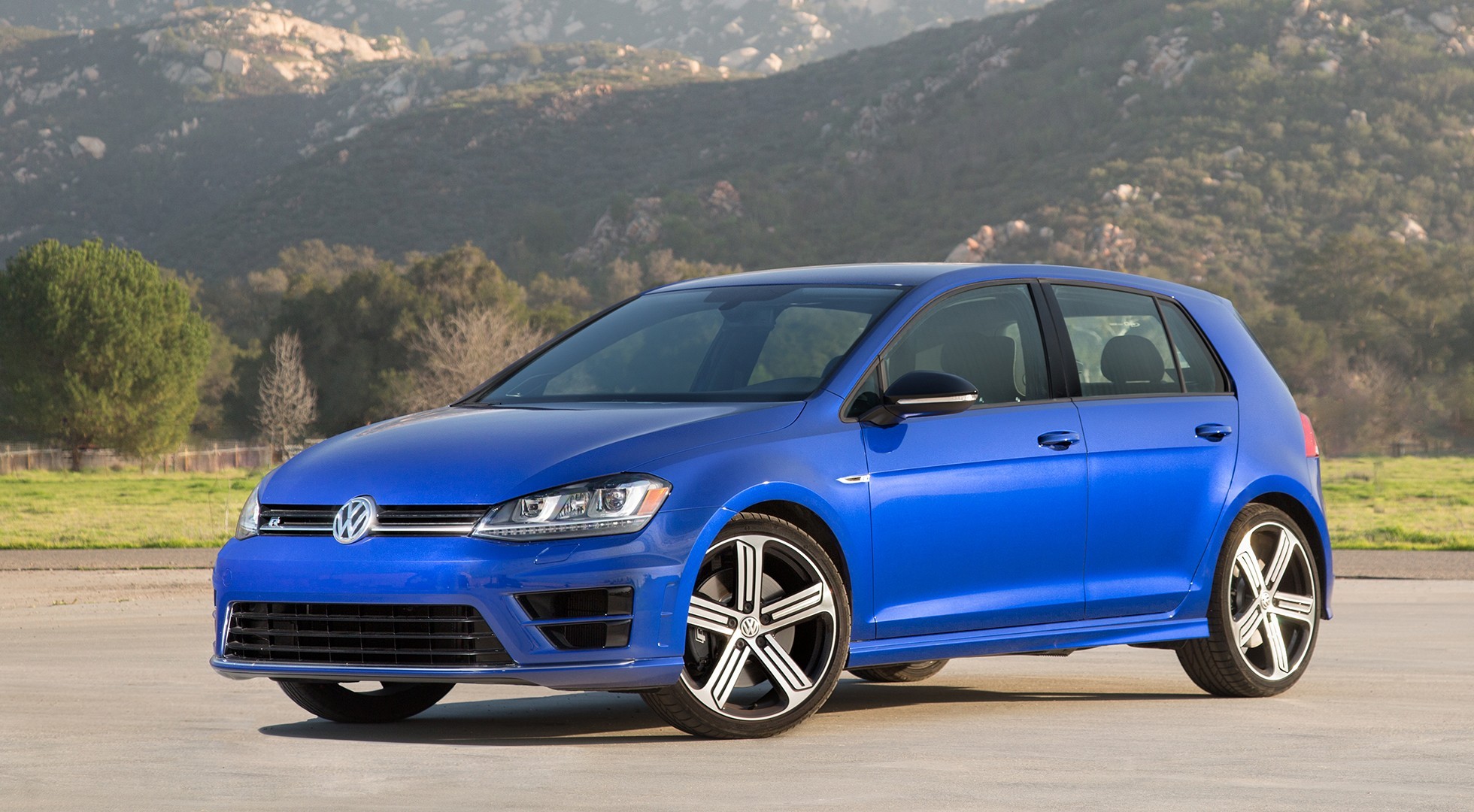 На фото: VW Golf R. Новые