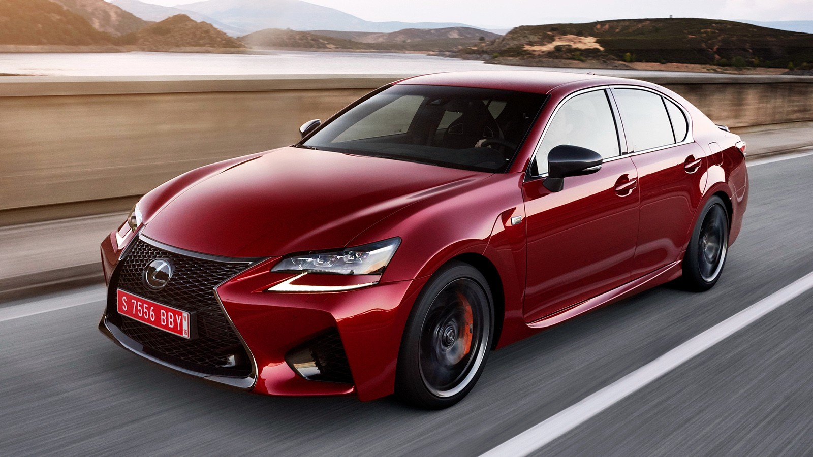 На фото: Lexus GS F — единственная модификация GS, которую можно купить в РФ. Цена на 477-сильный седан начинается от 6 445 000 рублей
