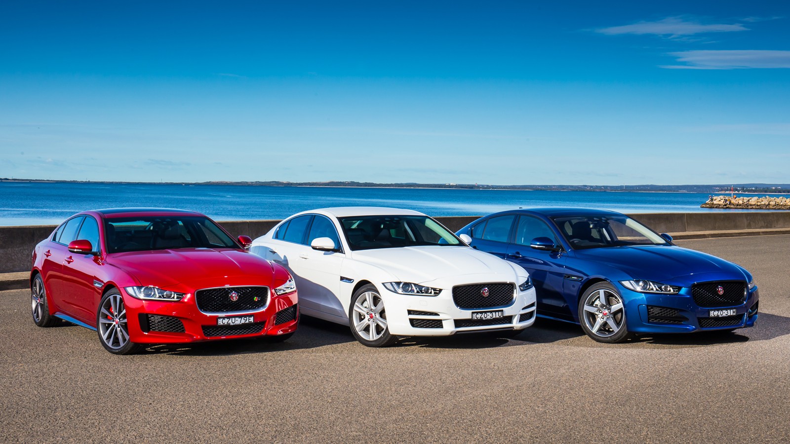 На фото: Jaguar XE