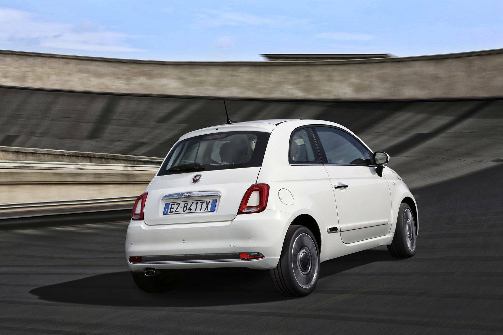 Игрушка почти без сюрпризов: стоит ли покупать Fiat 500 за 600 тысяч рублей