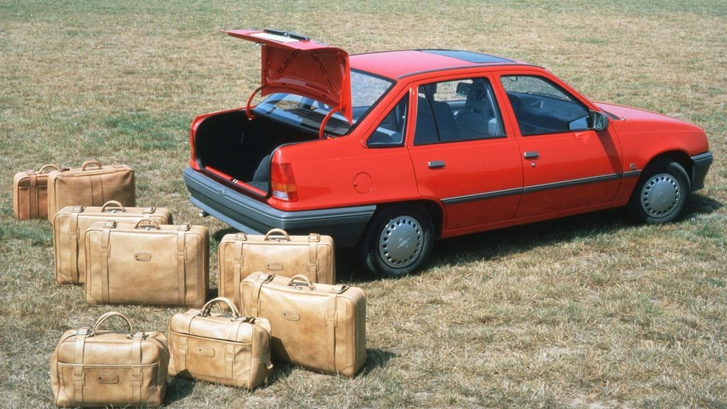Брат на сестру: сравнение Opel Kadett E и Daewoo Nexia