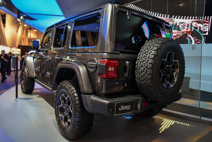 Нашумевшая премьера Bronco не даёт покоя: Jeep опубликовал видеотизер с гибридным Wrangler