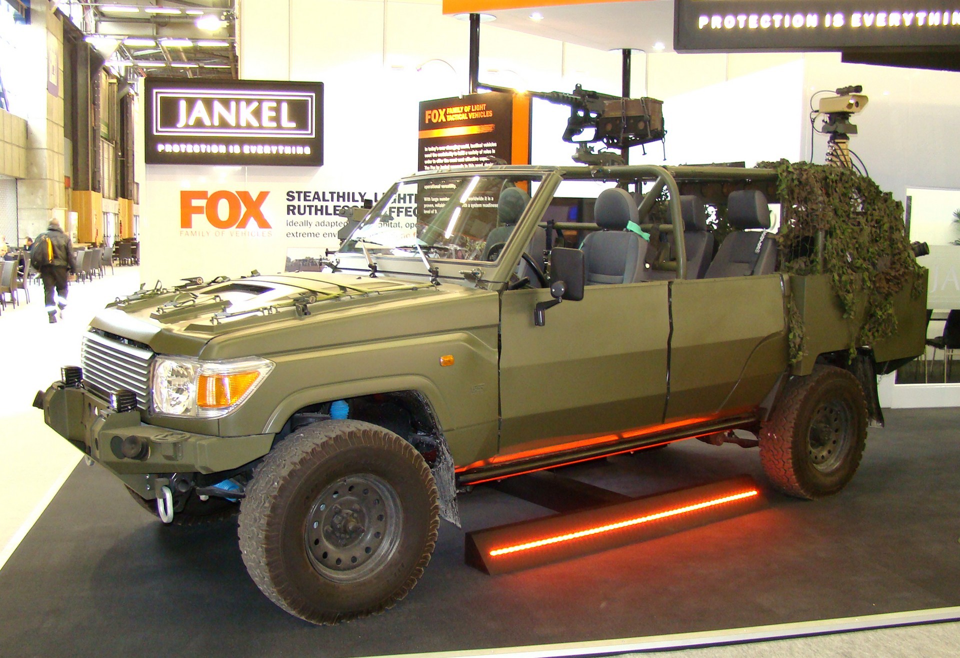 Английская быстроходная машина Jankel Fox на базе внедорожника Toyota