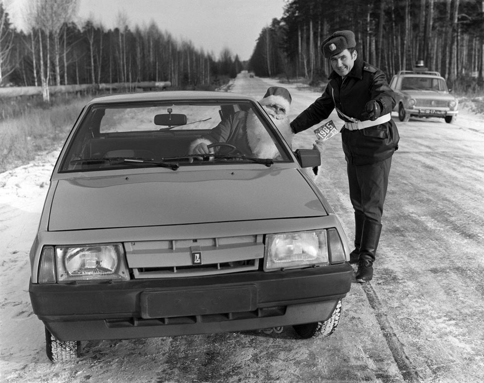 Постановочное фото, снятое в Куйбышевской области в канун 1985 года: Дед Мороз, сотрудник ГАИ и новая модель ВАЗ. Обратите внимание на редкий «шестидырчатый» бампер, характерных для автомобилей первых двух лет выпуска