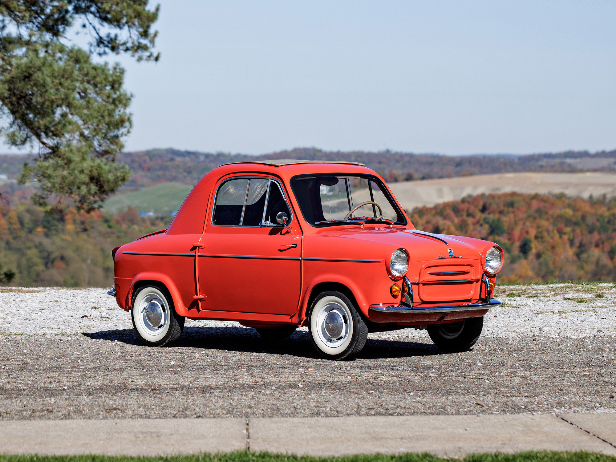 Мотороллер для Одри Хепберн и немножко мафии: почему Vespa 400 проиграла Fiat 500