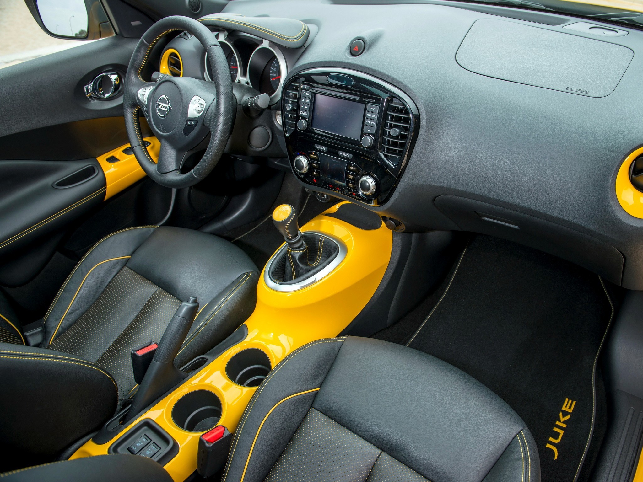На фото: подстаканники в Nissan Juke