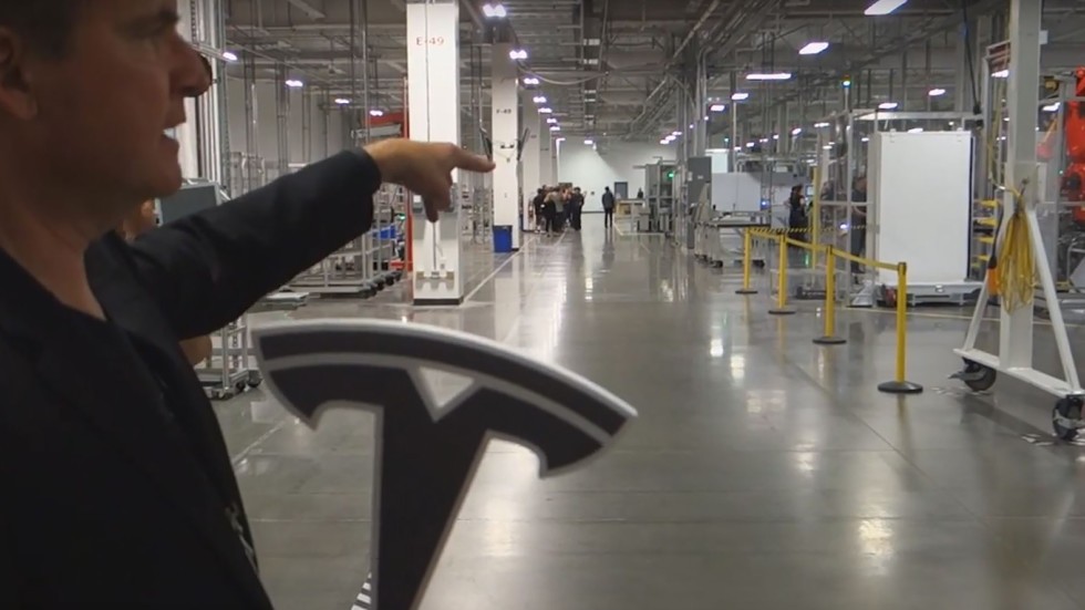 На фото: завод Tesla
