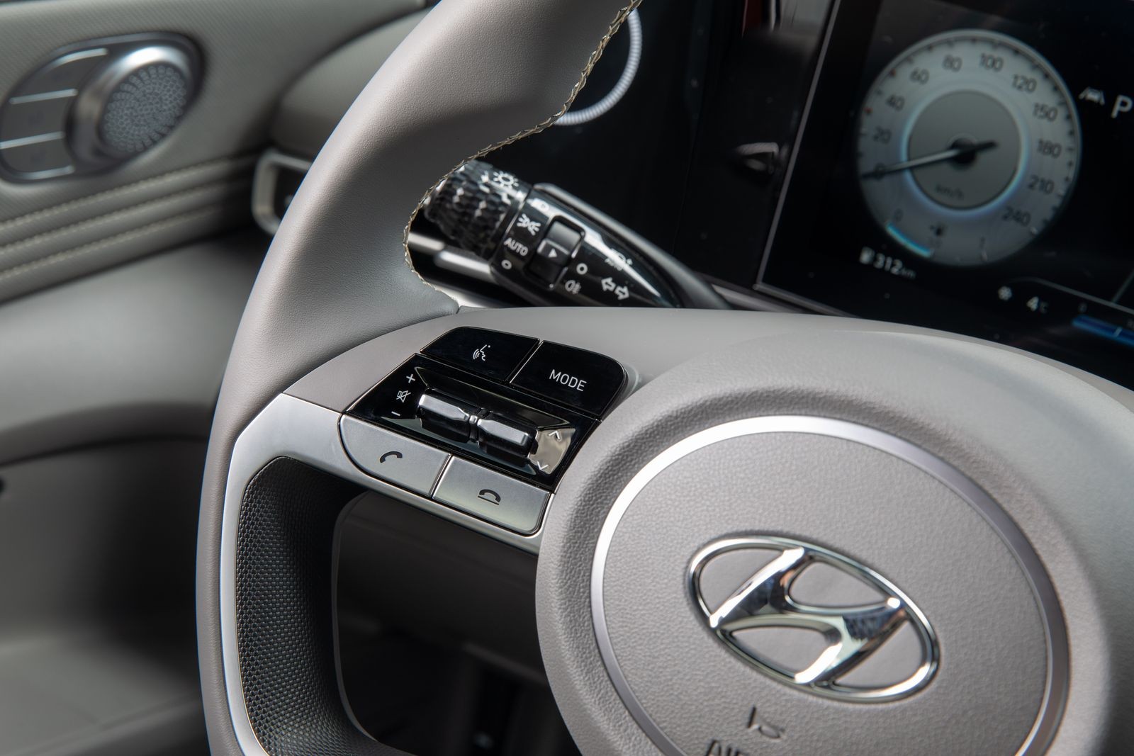 Дерзкий стиль, скучный мотор и разнобой передней и задней подвесок: тест Hyundai Elantra 7
