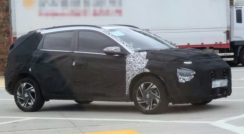 Новый кросс Hyundai начального уровня проехался на камеру: необычная оптика и родство с i20
