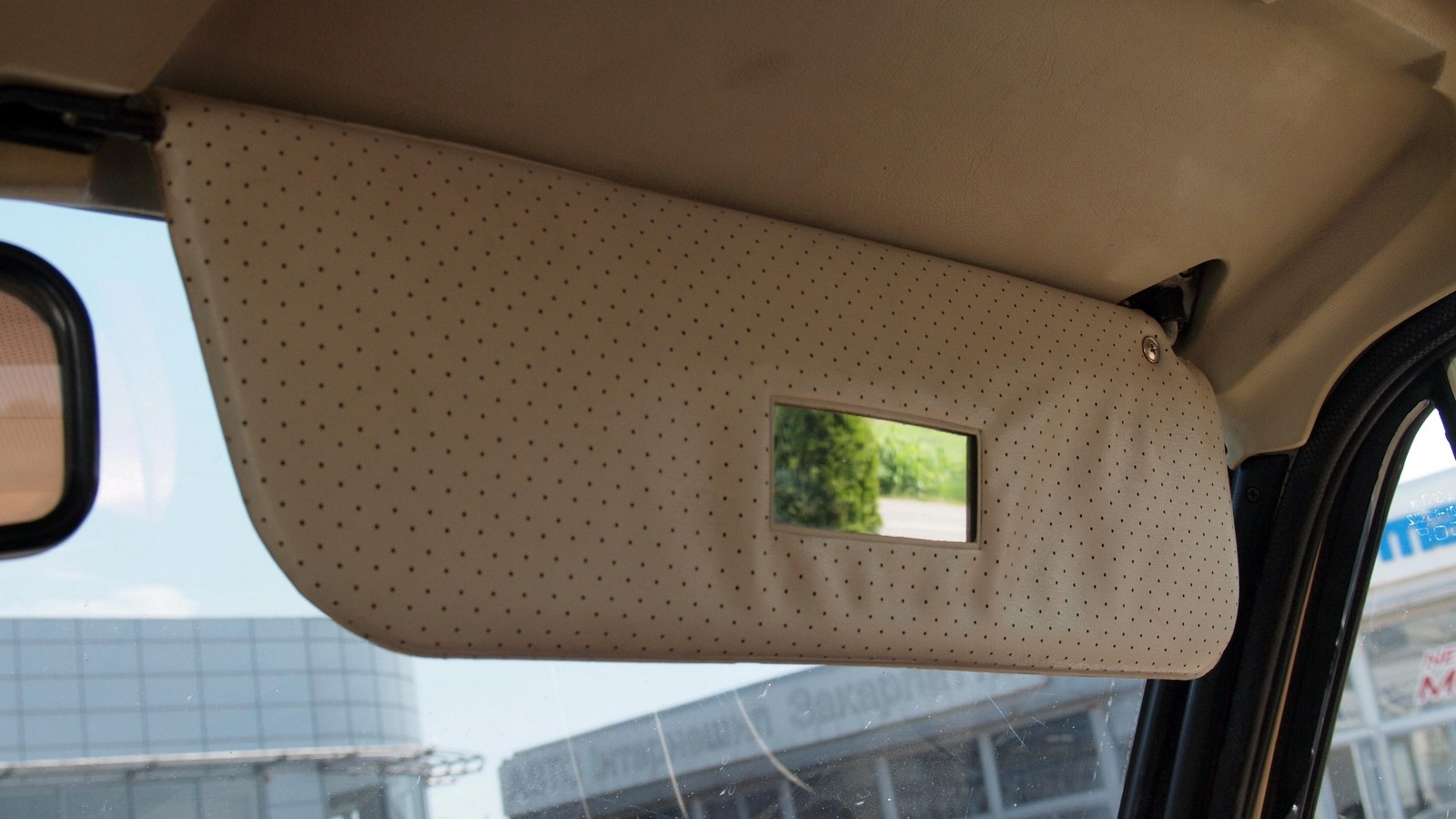 Элемент роскоши – зеркальце для пассажира на внутренней стороне солнцезащитного козырька