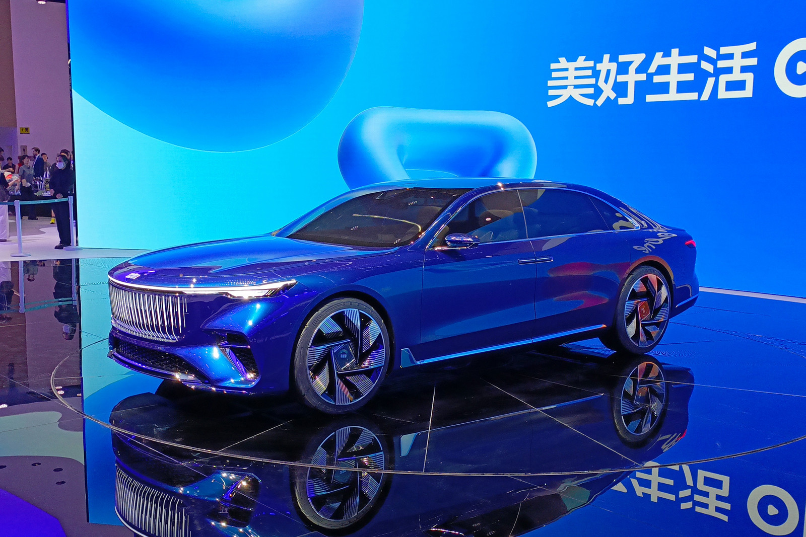 Geely показала концепт, демонстрирующий развитие дизайна семейства Galaxy