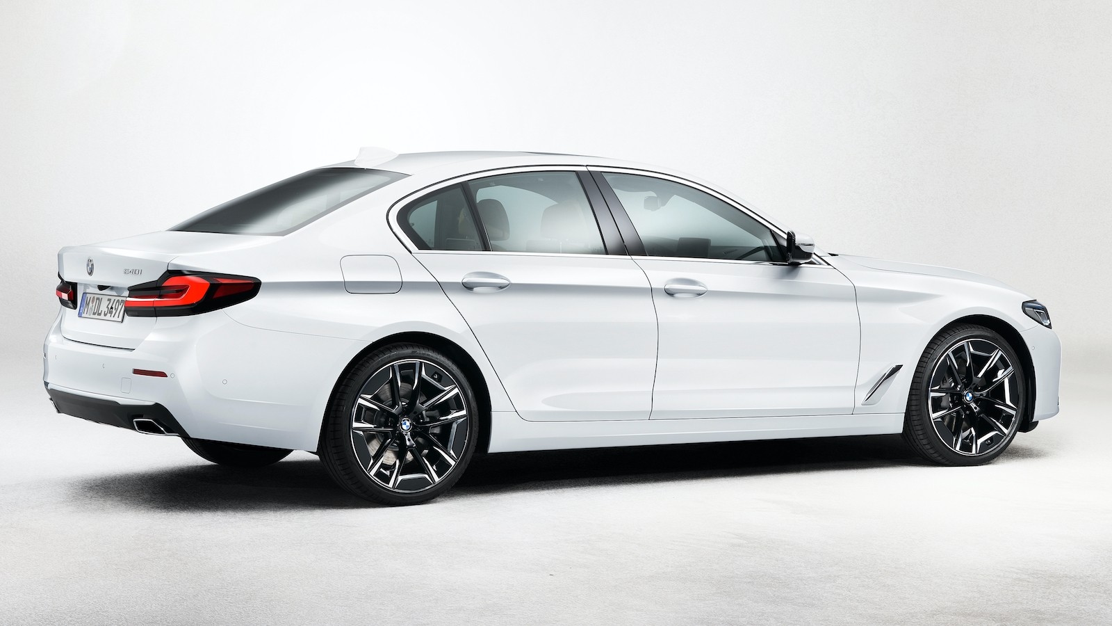 Обновлённая BMW 5 Series: повальная гибридизация и чёрный глянец в салоне