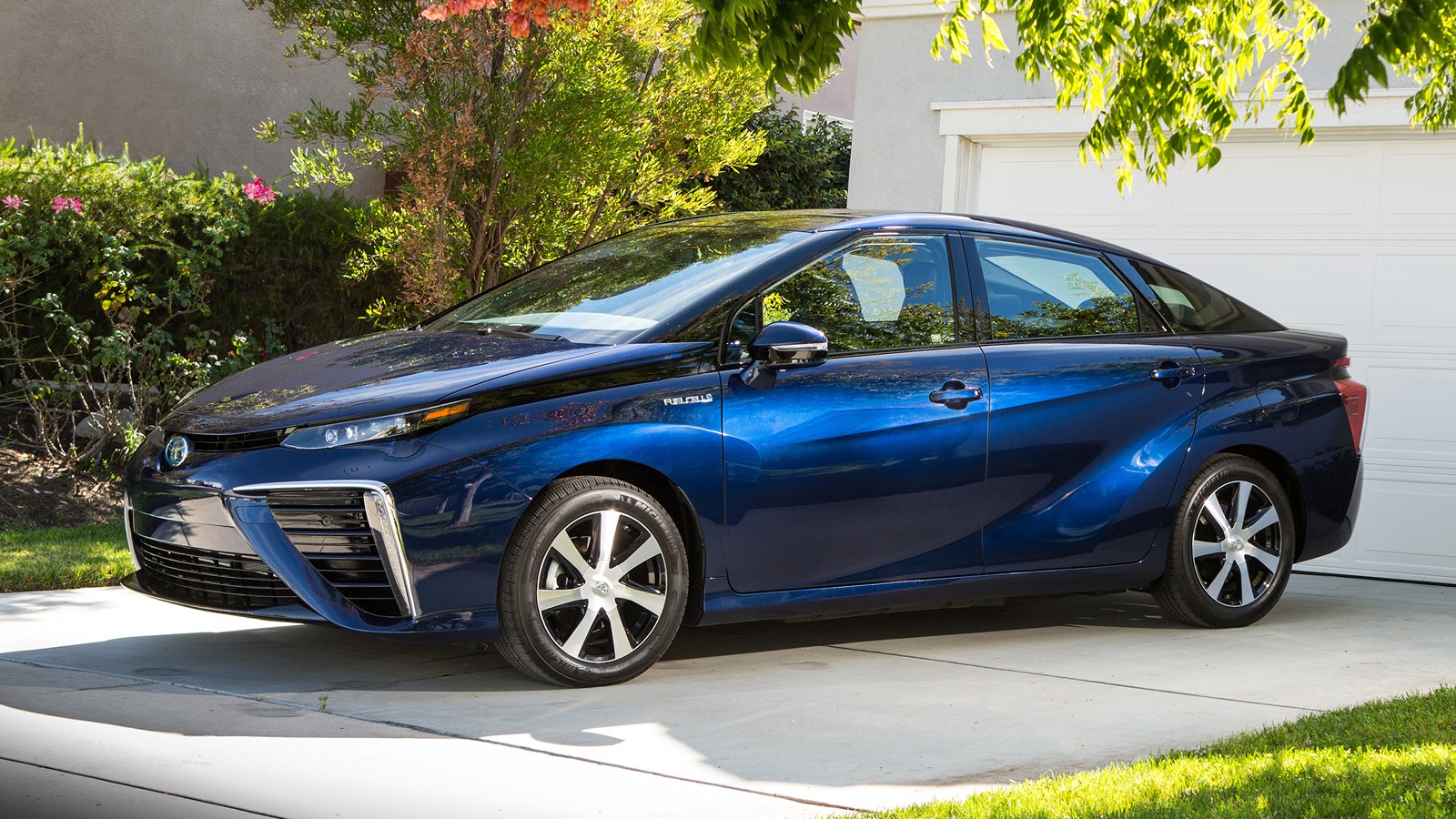 На фото: Toyota Mirai