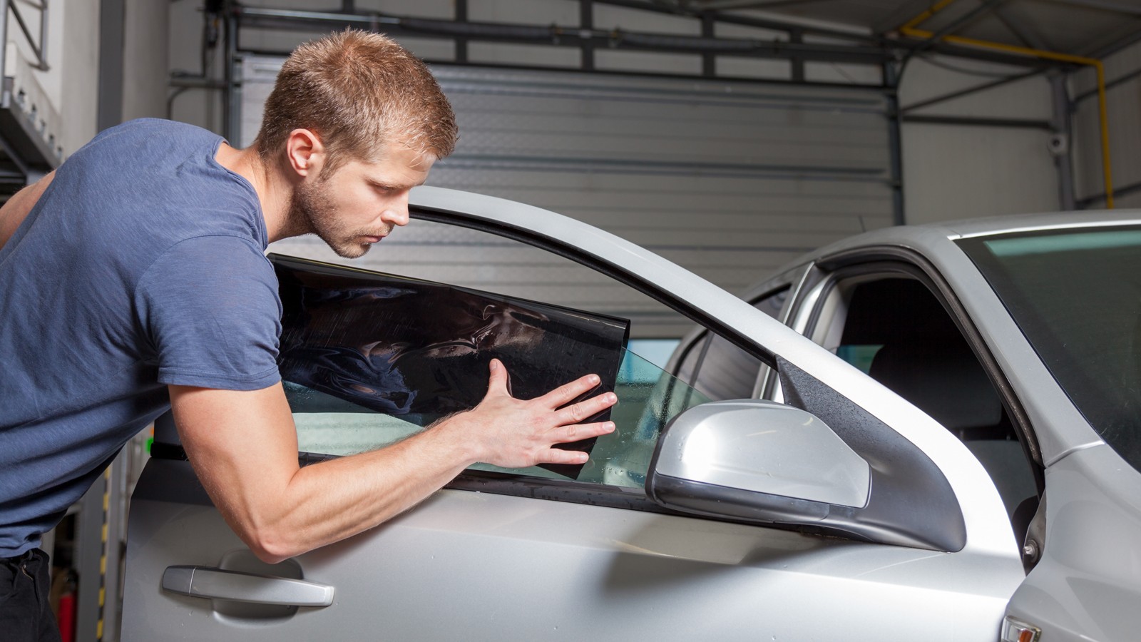 Applying tinting foil onto a car window