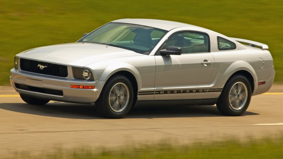 На фото: Ford Mustang Coupe 2005–08