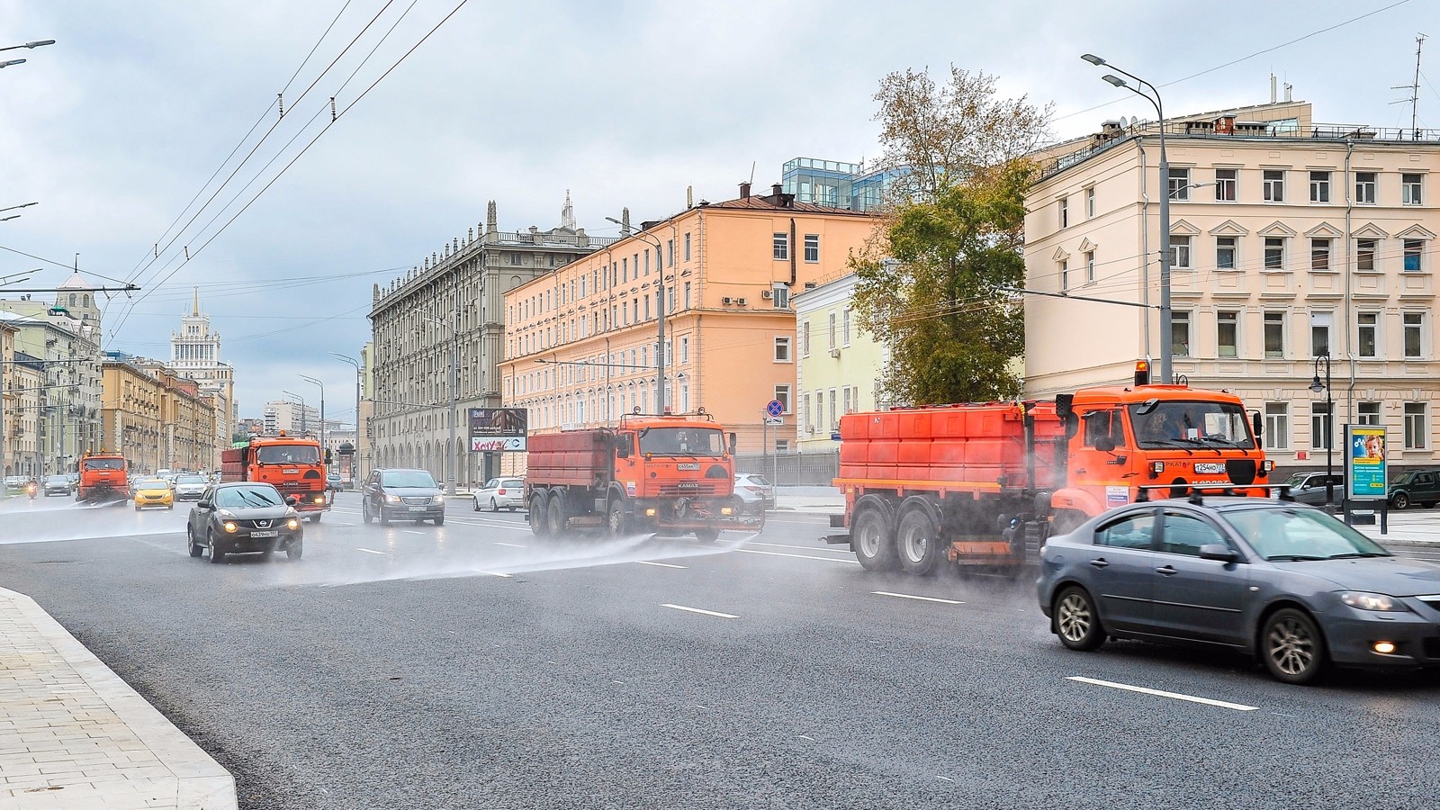 Обработка дорог Москвы шампунем