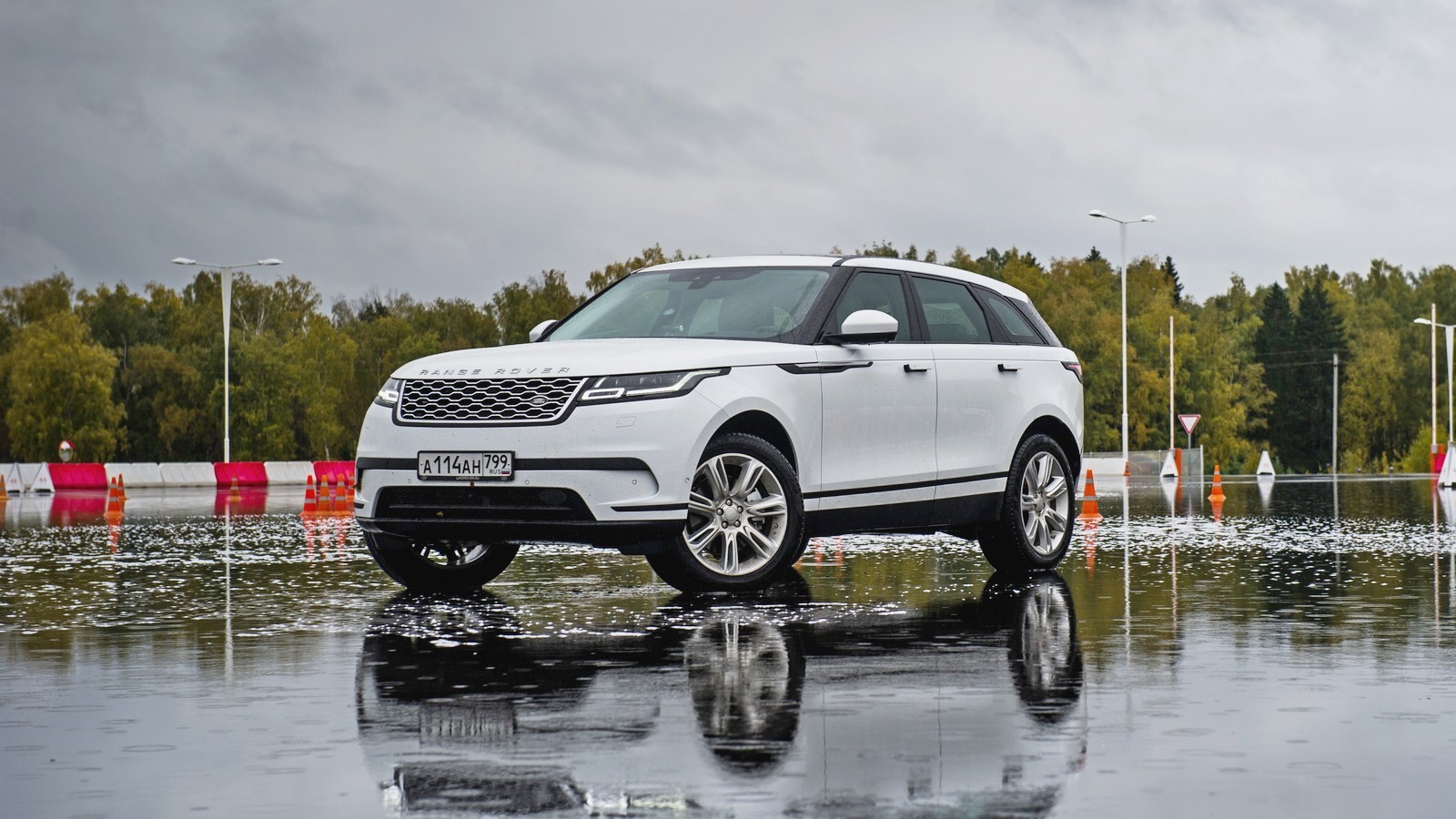 Почему velar дешевле чем sport