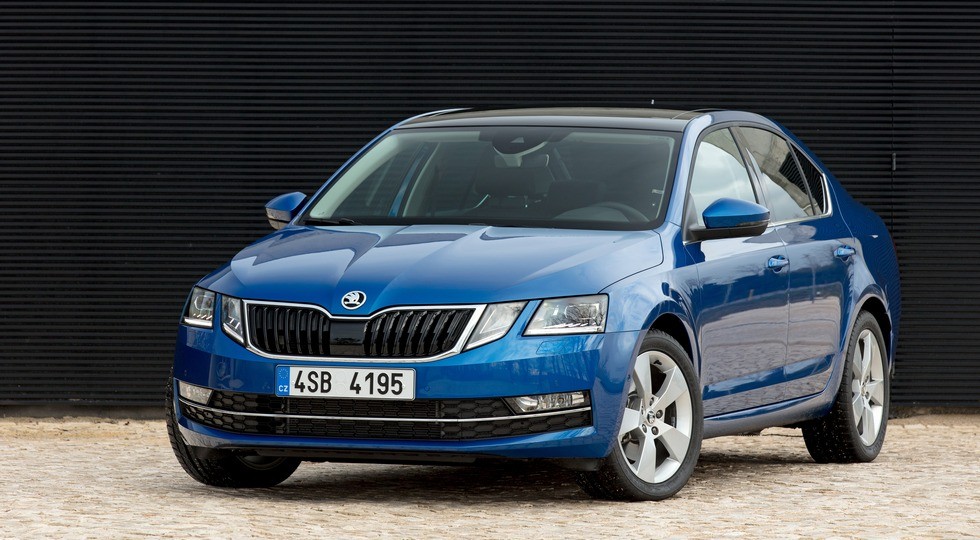 На фото: обновленная Skoda Octavia. Заказы на модель уже принимают, в РФ лифтбек появится в апреле