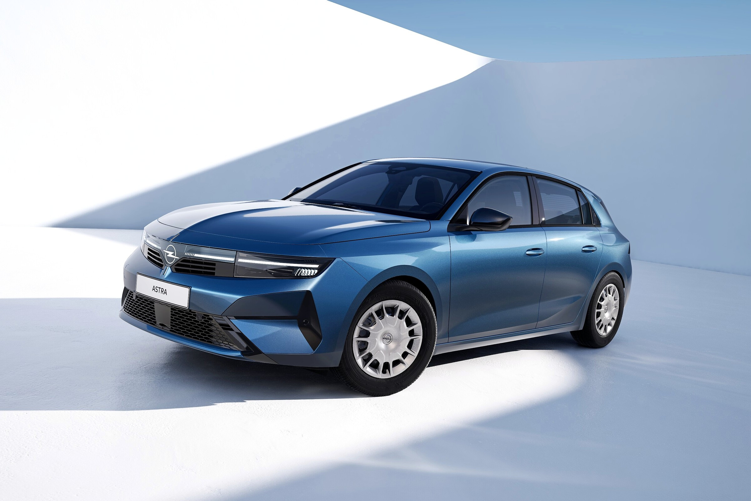 Ближе к народу: у Opel Astra появилась бюджетная версия Start на «штамповках»