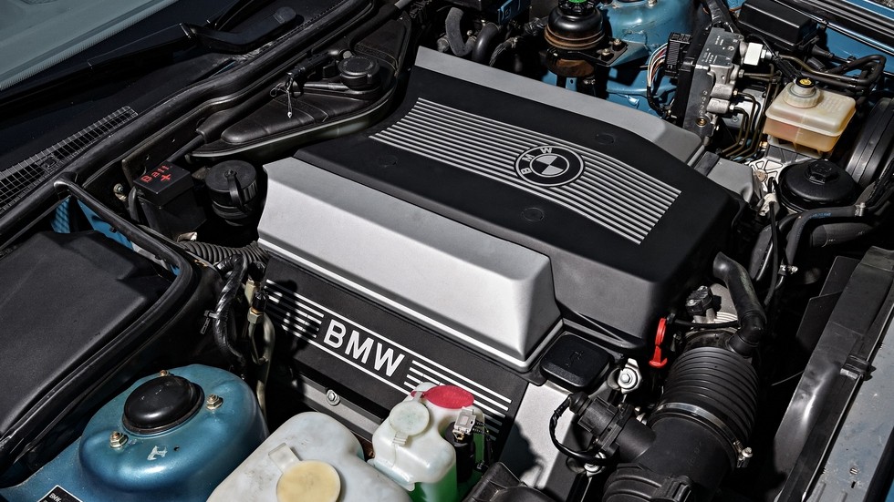 Относительно компактная «восьмерка» появилась на BMW чуть позже, чем у Mercedes