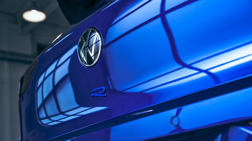 На фото: логотип Volkswagen R