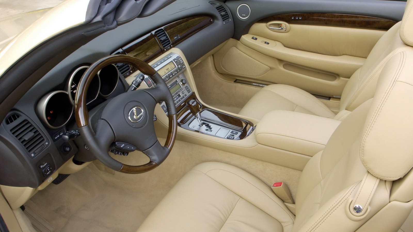 На фото: интерьер На фото: Lexus SC430 в светлом цвете