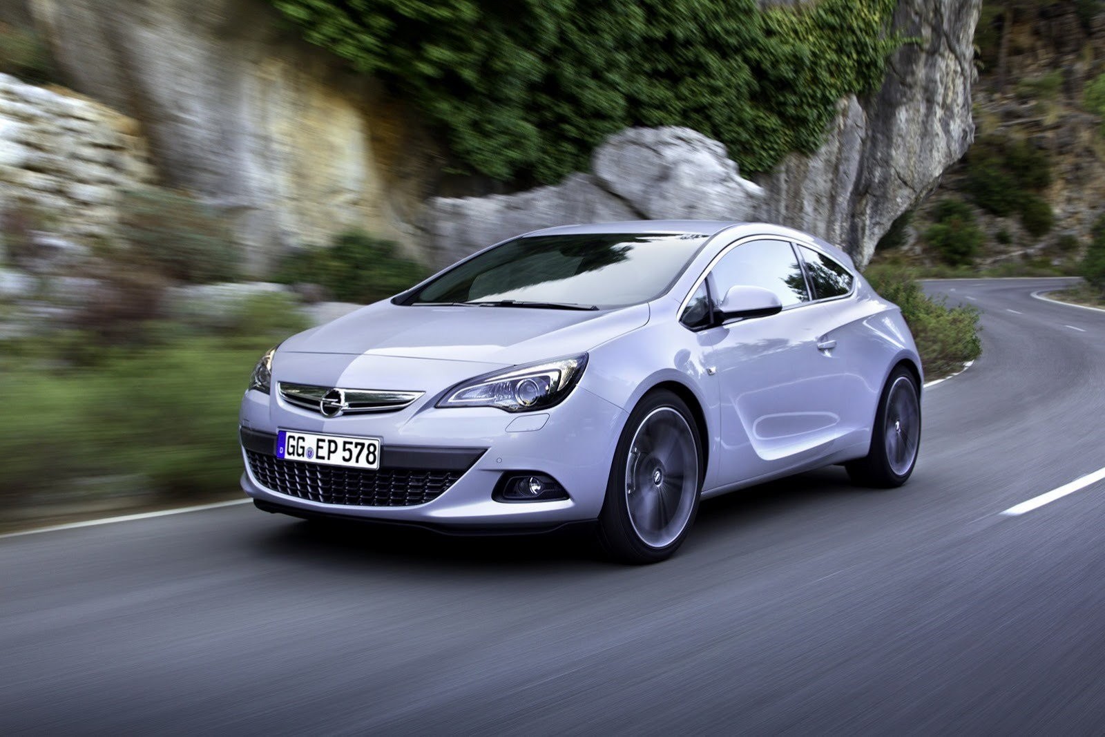 Opel продолжает развивать линейку двигателей Astra GTC