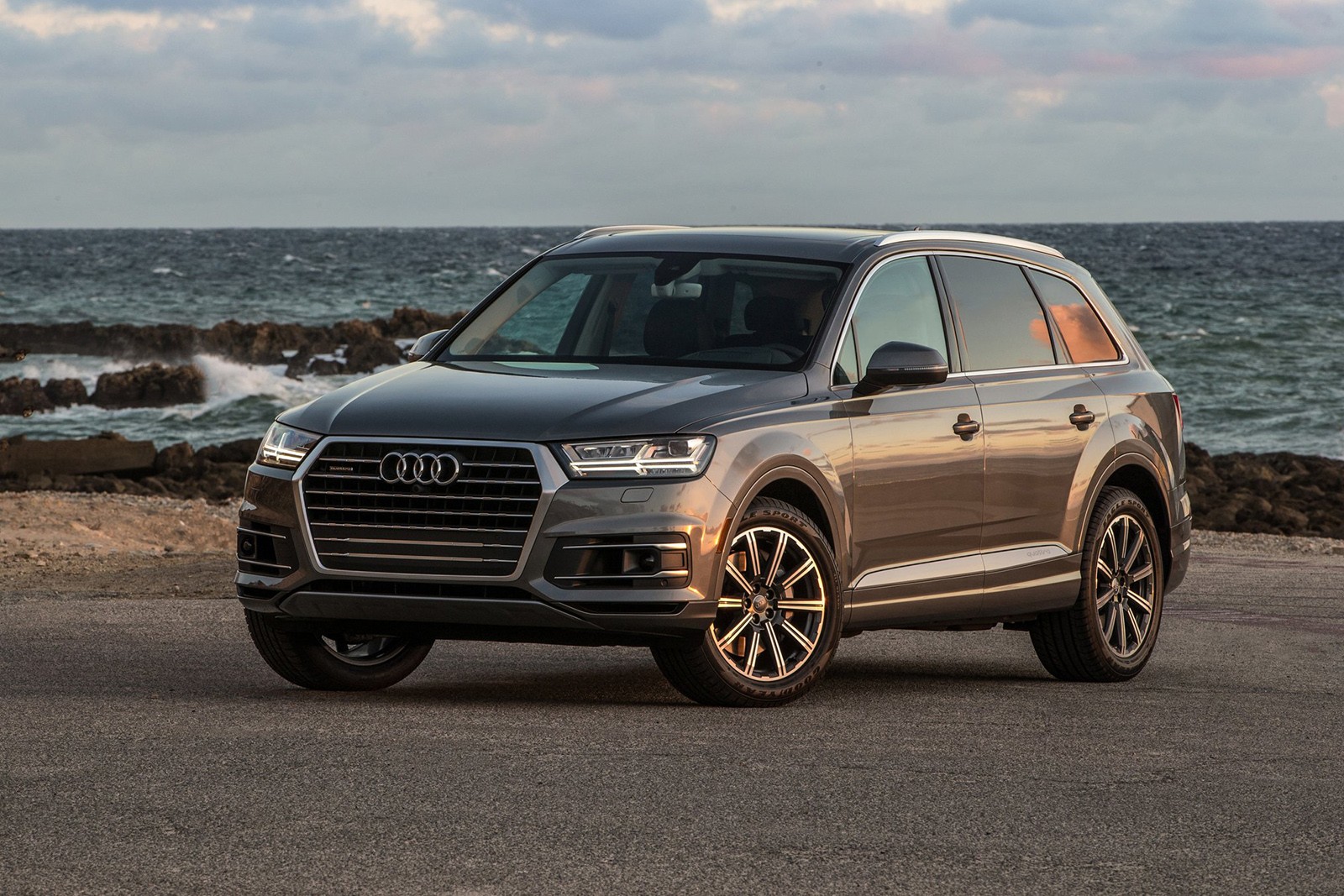 На фото: кроссовер Audi Q7